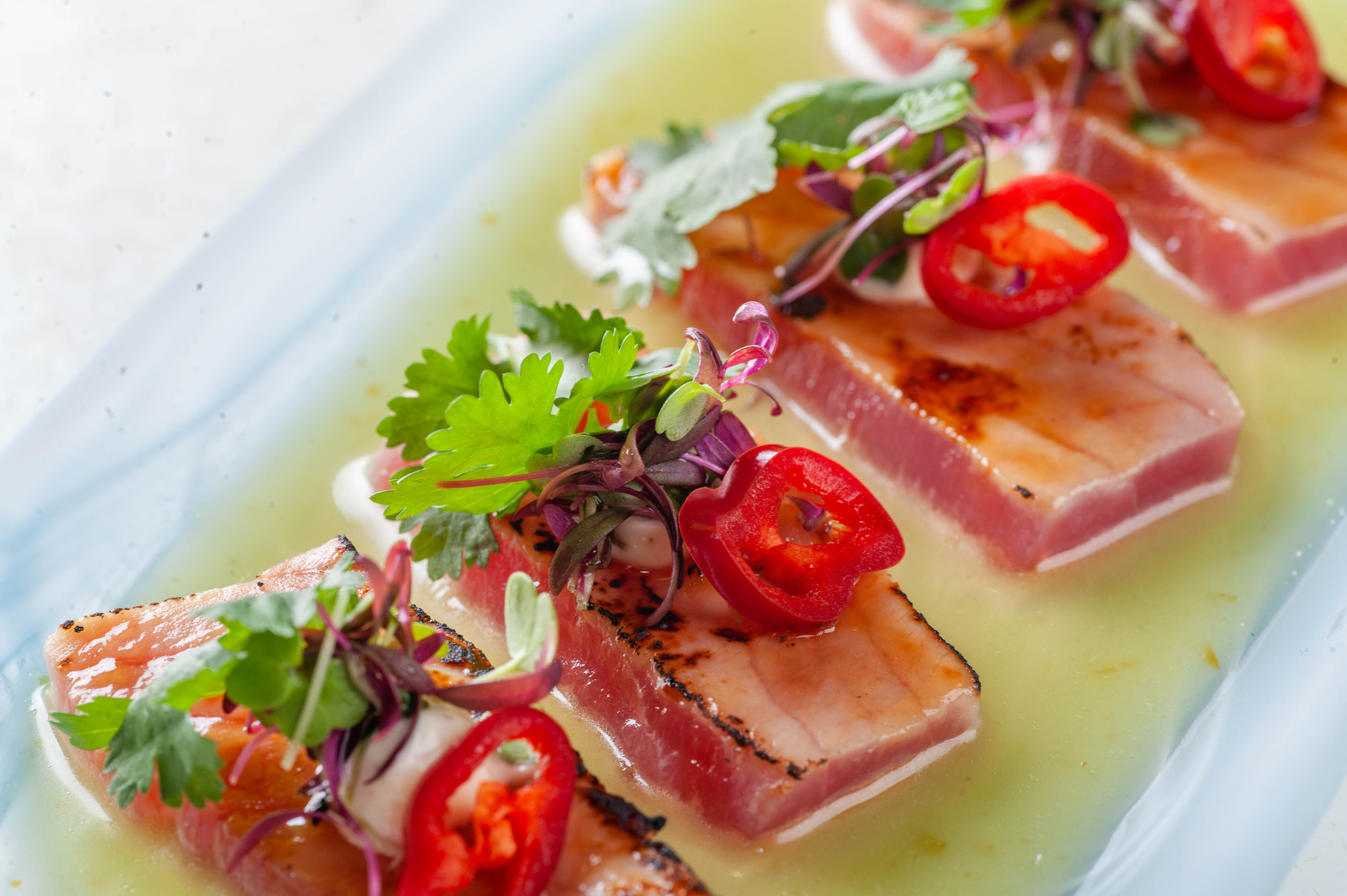 Татаки из тунца с соусом халапеньо